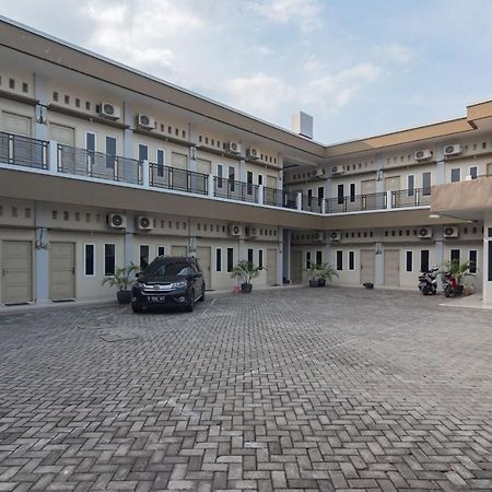Reddoorz Plus Syariah @ Tuparev Cirebon 3 Экстерьер фото