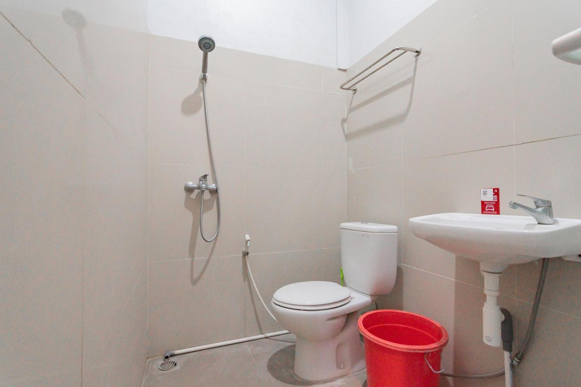 Reddoorz Plus Syariah @ Tuparev Cirebon 3 Номер фото