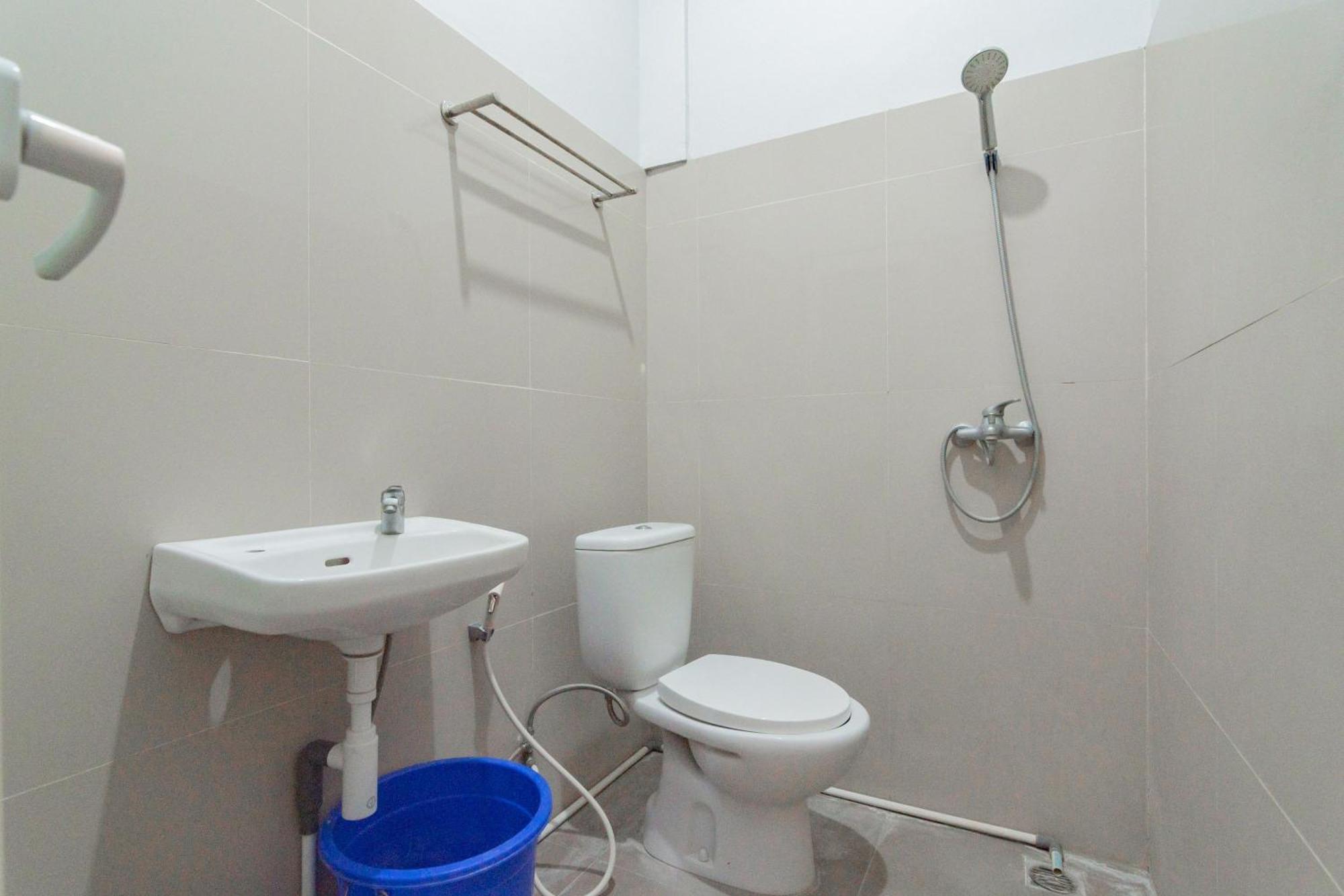 Reddoorz Plus Syariah @ Tuparev Cirebon 3 Номер фото