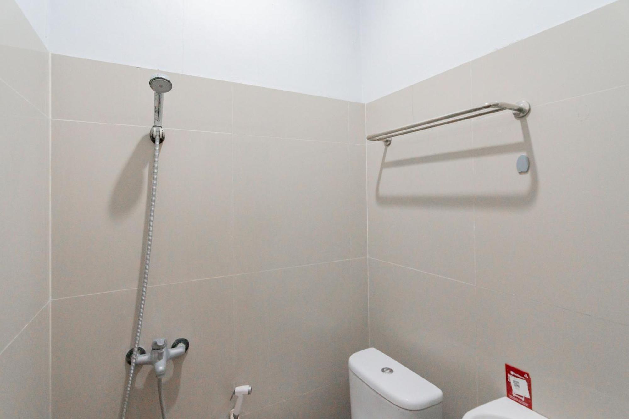 Reddoorz Plus Syariah @ Tuparev Cirebon 3 Номер фото